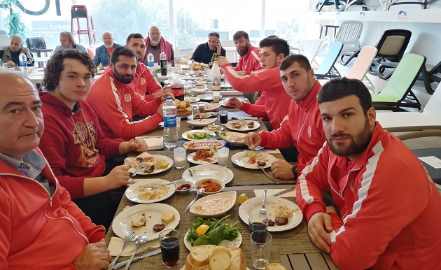 Hentbol Takımı Moral Yemeğinde Bir Araya Geldi