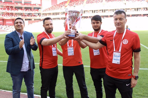 Ali Şafak Öztürk Şampiyon Takıma Kupasını Verdi