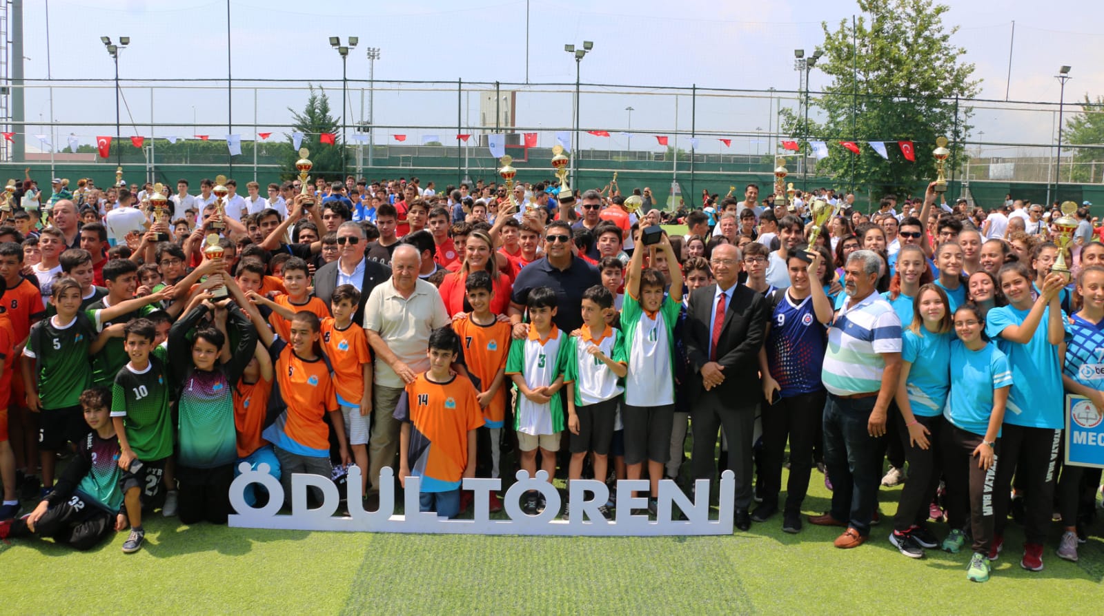 Okullar Ligi’nde Şampiyonlar Kupalarını Aldı