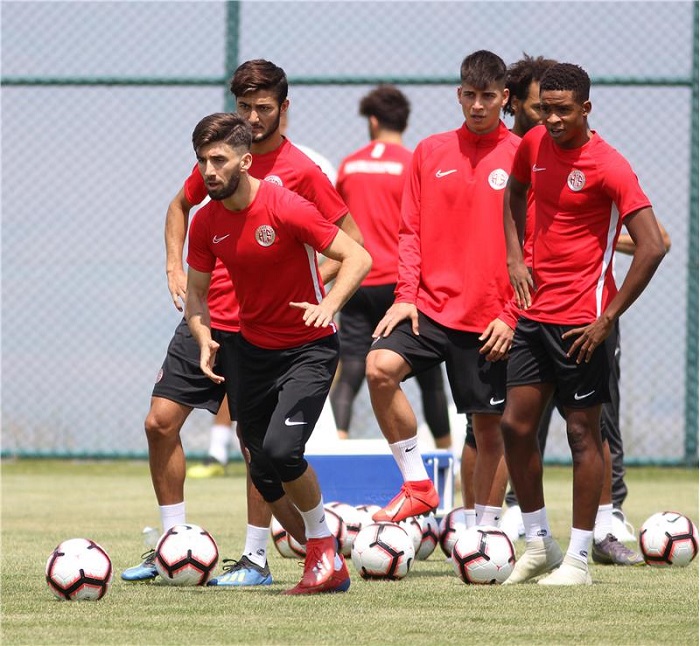 Doğukan Sinik Erzurum Kampında Sakatlandı