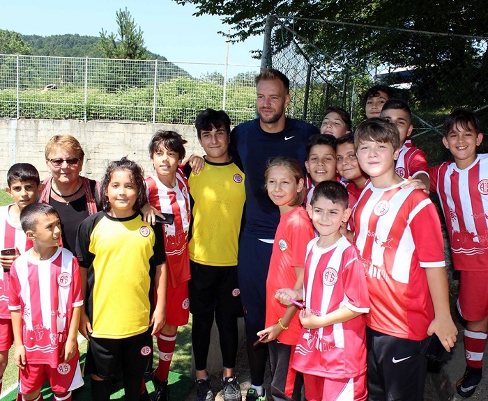 Karadeniz Ereğli’deki Antalyaspor Futbol Okulu’ndan Ziyaret