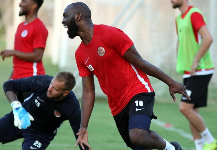 Doukara Al-Ettifaq Kulübüne Transfer Oldu