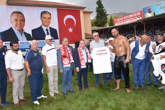 667. Tarihi Elmalı Yağlı Güreşleri’nde Antalyaspor’dan Forma Jesti