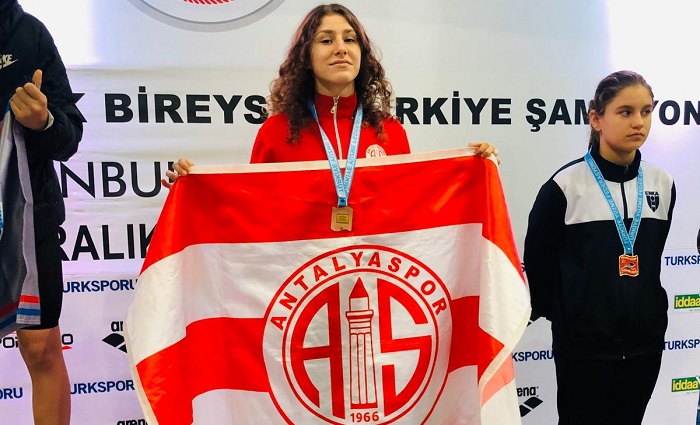 Yüzme Takımımız İstanbul’da Kürsüden İnmedi