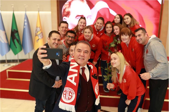 Berlin Döner Antalyaspor’dan Muhittin Böcek’e Ziyaret