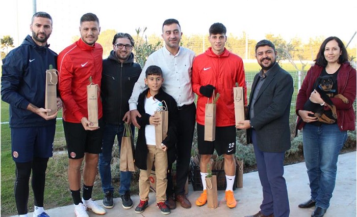İmece Plastik Yetkilileri Futbolculara Fidan Dağıttı