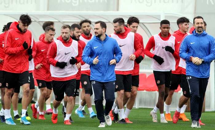 Antalyaspor Günün İlk Antrenmanında Taktik Çalıştı