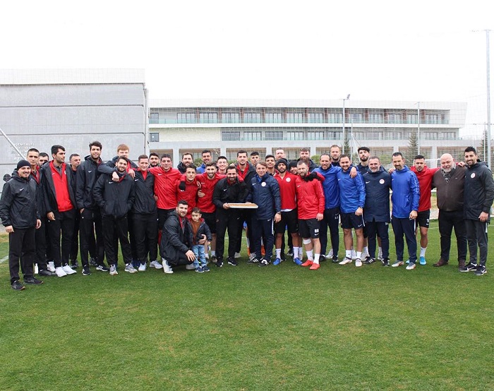 Parkenin Akreplerinden Futbol Takımına Ziyaret