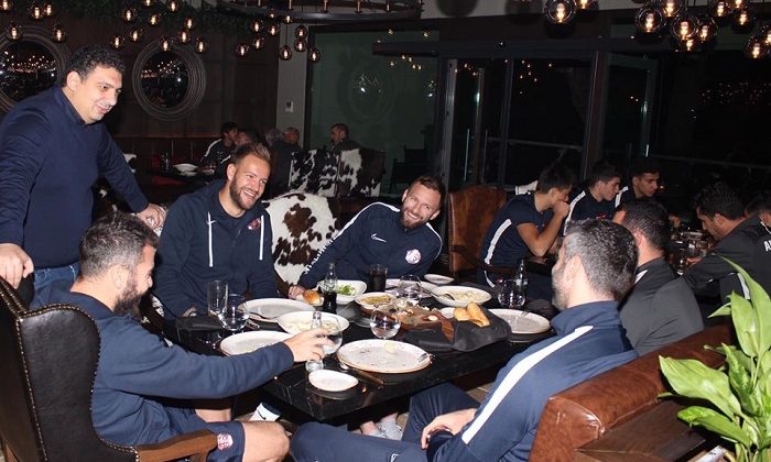 Yönetim ve Takım Akşam Yemeğinde Bir Araya Geldi