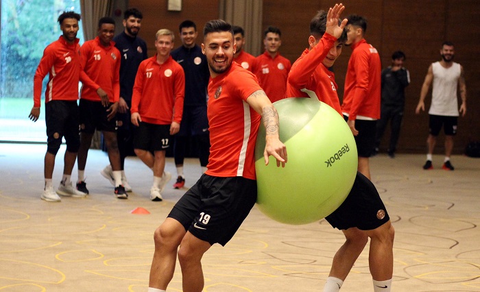 Günün İlk Antrenmanı Salonda Gerçekleştirildi