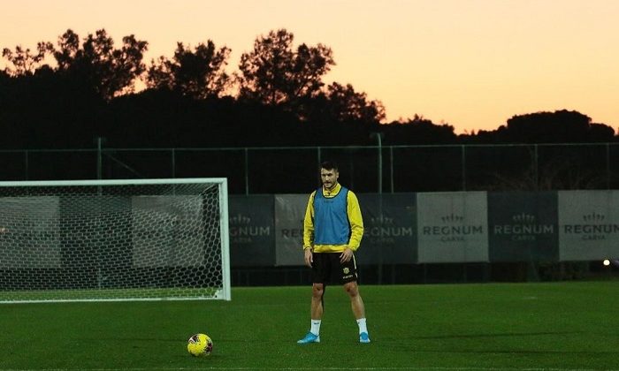 Adis Jahovic İmzayı Atıyor