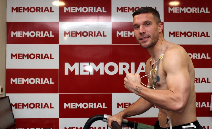 Podolski Sağlık Kontrollerinden Geçti