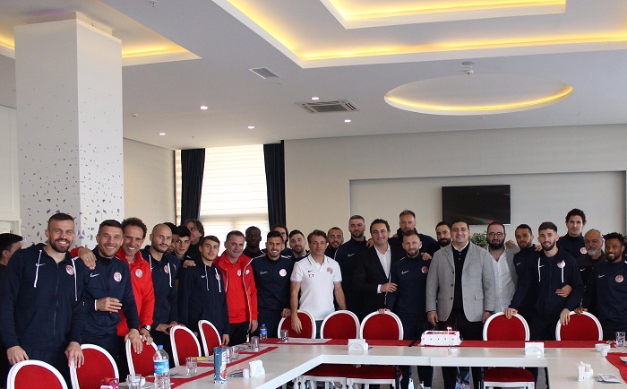 Ali Şafak Öztürk’e Maç Öncesi Kutlama