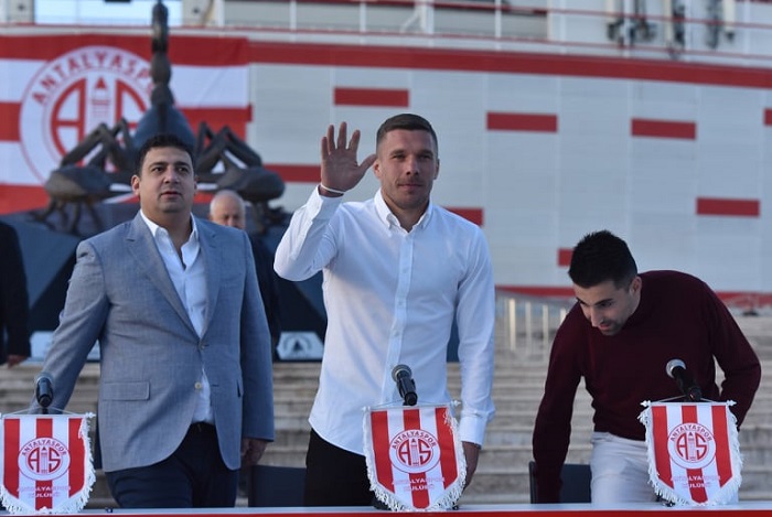 Podolski İçin Düzenlenen İmza Günü Gerçekleşti