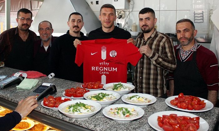 Podolski’nin Köfte Piyaz Keyfi