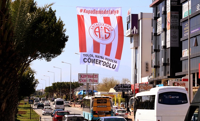 Bayraklar Caddeleri Süslemeye Başladı