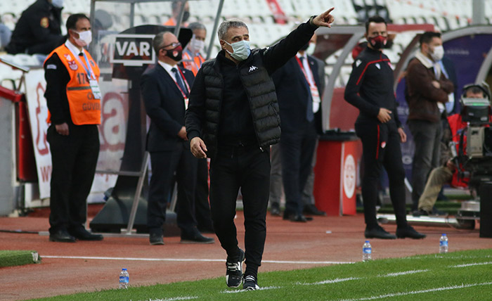 Yanal: “Genç Oyuncuları Kazanmaya Çalışıyoruz”