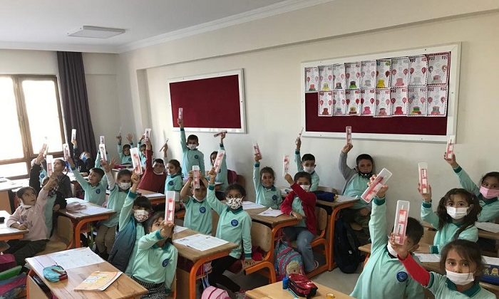 Kırtasiye Setleri Kepez’de Dağıtılıyor