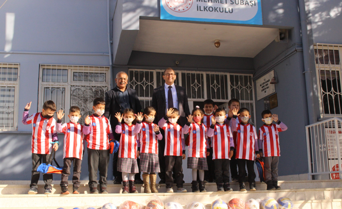 Başkan Böcek’ten 130 Öğrenciye Antalyaspor Forması