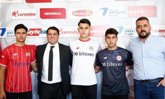 3 Genç Futbolcu Sözleşme İmzaladı