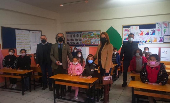 Kırtasiye Seti Dağıtımları Finike’de Devam Etti