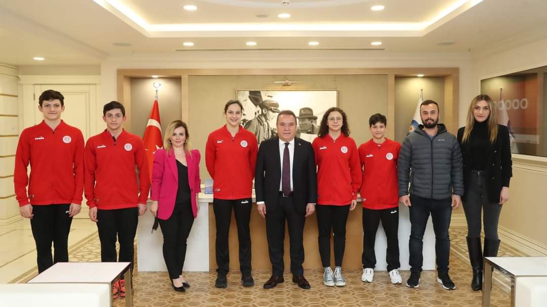 Yüzme Takımı’ndan Muhittin Böcek’e Ziyaret