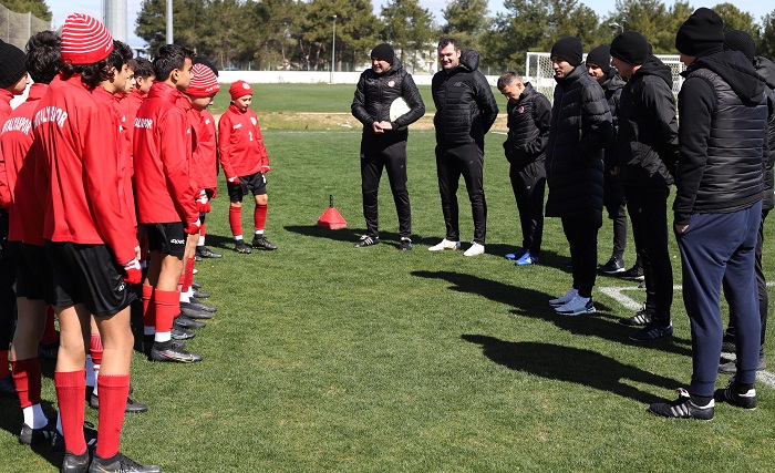 U13 Takımını Nuri Şahin Çalıştırdı