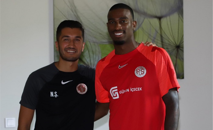 Haji Wright İmzayı Attı