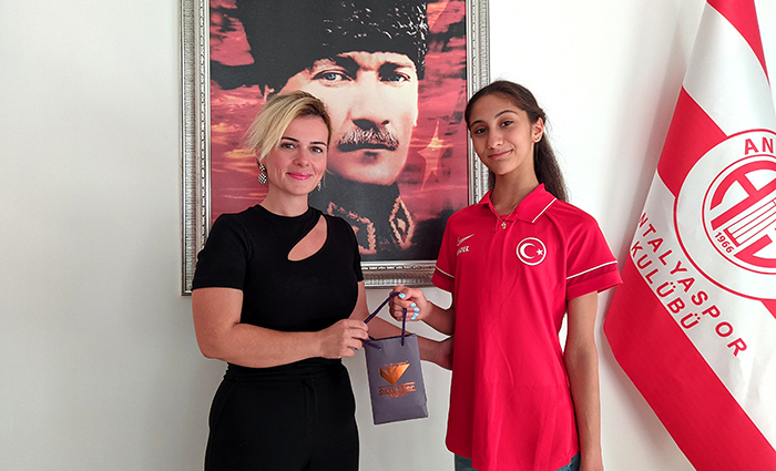 Başarılı Sporcu Altın Madalya İle Ödüllendirildi