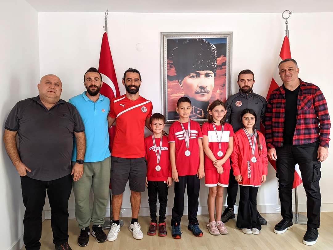 Minik Yüzücüler Ödüllendirildi