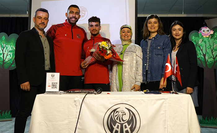 Kick Boksörler Öğrenciler Karşısında Ter Döktü