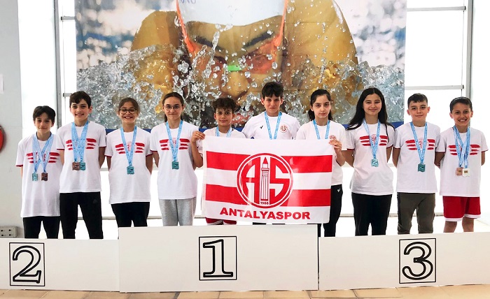 Yüzücülerden Aksaray’da 12 Madalya