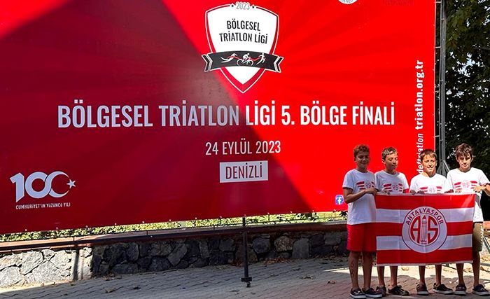 Yüzücüler Denizli’de Madalyaya Koştu