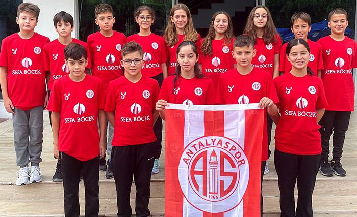 Minik Yüzücüler Afyon’dan Madalyalarla Ayrıldı