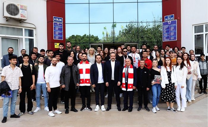 Başkan Boztepe Akdeniz Üniversitesi’nde Gençlerle Buluştu