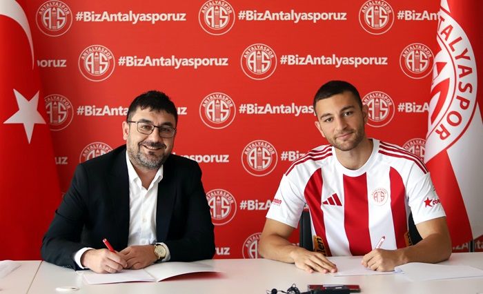 Emrecan Uzunhan İçin İmza Töreni Düzenlendi
