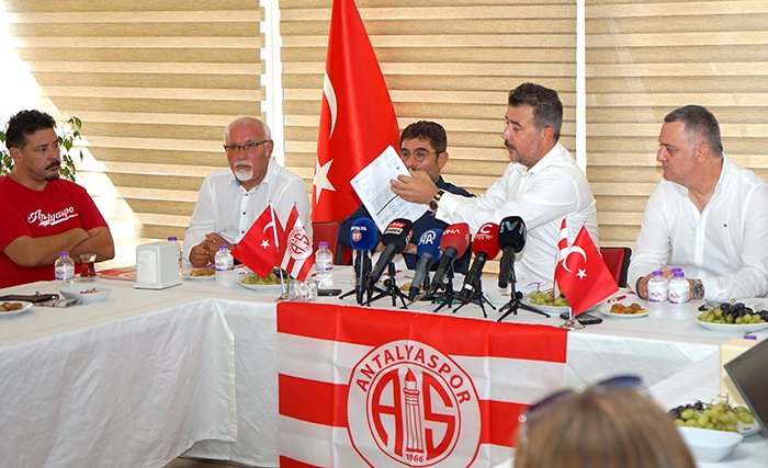 Antalyaspor Kulübü Başkanı Çetin ve Yöneticileri Basın Toplantısı Düzenledi