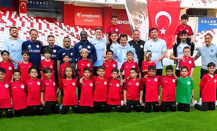Emre Belözoğlu Görevini Atahan’a Devretti