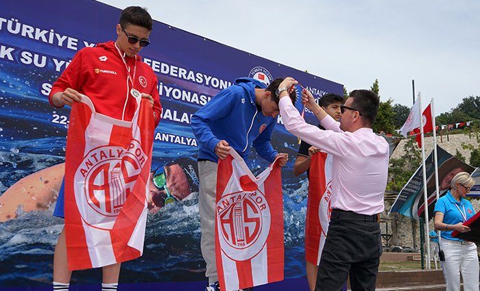 Yüzücüler Açık Su Yarışlarında Rakip Tanımadı