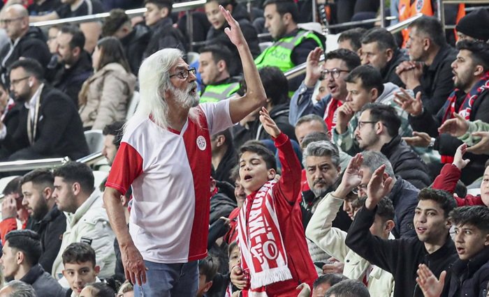 Amigo Miloş Trafik Kazası Geçirdi