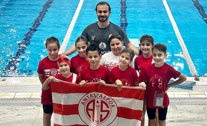 Minikler Yüzme Şenliğinde Göz Doldurdu