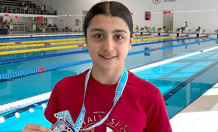 Yüzücülerden Madalya Yağmuru