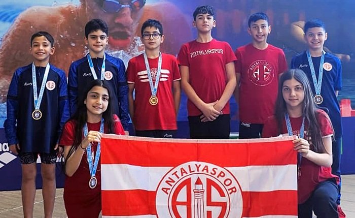 Minik Yüzücüden Gelişim Ligi Finalinde Dört Derece