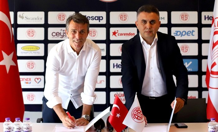 Antalyaspor, Bülent Korkmaz ile Sözleşme İmzaladı