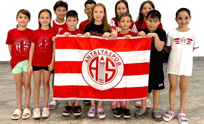 Miniklerden Yüzme Şenliklerinde Türkiye Derecesi